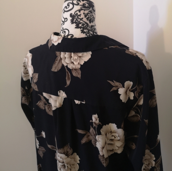 Dark floral blouse - Picture 3 of 8